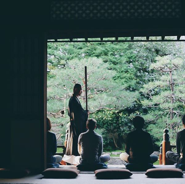 在京都绿意盎然的寺院里体验坐禅 京都町家宿宿泊旅行nao炬乃座